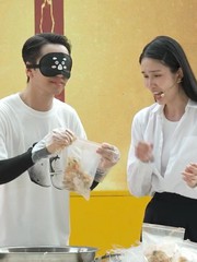 Bạch Công Khanh và Phương Anh nỗ lực trộn bánh tráng để hoàn thành thử thách