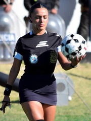 Cư dân mạng phát sốt với nữ trọng tài xinh đẹp ở Argentina