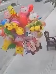 Ông chú vừa đem bóng bay ra bán đã được dọn hàng sớm