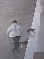 Chàng trai 'vồ ếch' vì hù dọa chó