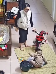 Bố mẹ bật cười với pha lùi xe đi thẳng vào mâm cơm của con trai