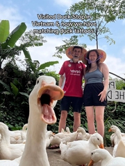 Cặp đôi Tây xăm hình chú vịt đội nón lá sau khi du lịch Việt Nam