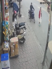 Trộm xe máy trước mặt mà cô gái vẫn không hay biết