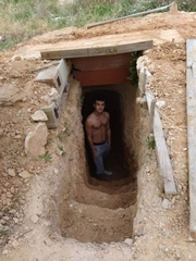 Đào hầm trú ẩn vì... giận dỗi bố mẹ