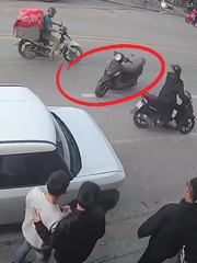 Nhóm thanh niên ngơ ngác vì chiếc xe máy không người lái đâm sầm vào ô tô
