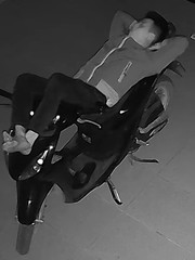 Chồng không nói nên lời vì định tạo bất ngờ cho vợ, nhưng người bất ngờ lại là bản thân mình