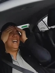 Thầy giáo xanh mặt, toát mồ hôi với học viên nhầm phanh chân với cần gạt nước