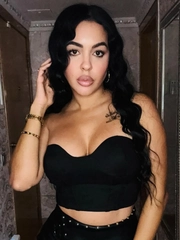 Mẹ đơn thân bỗng nổi tiếng vì giống hệt bạn gái Ronaldo