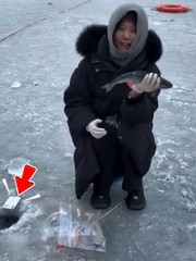 Cô gái đang sung sướng vì câu được cá thì rơi mất điện thoại