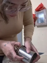 Cô chủ khóc thét với chú mèo nghịch ngợm bị kẹt đầu vào rổ