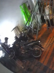 Giữa đêm, 3 thanh niên chạy xe máy 'xuyên không' qua cửa cổng