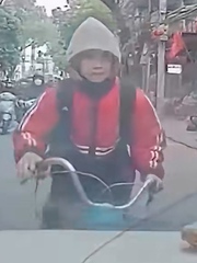 Nam sinh đạp xe 'thở đằng tai' rượt theo ô tô để chiếc giày
