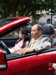 Đám cưới Phương Nhi: Tỉ phú Phạm Nhật Vượng lái mui trần, chị dâu cả lộ diện