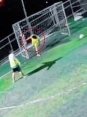 Thủ môn bị thủng lưới kiểu gà mắc tóc