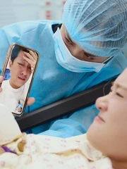 Trường Giang bật khóc nhìn Nhã Phương sinh con thứ 3 qua điện thoại