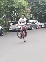Chàng trai 'vồ ếch' khi trổ tài bốc đầu xe đạp