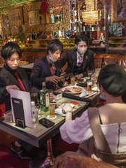 Quán bar Nhật Bản từ chối khách trên 40 tuổi?