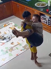 Mẹ cười hạnh phúc khi được con trai bế