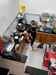 Chồng trẻ ngượng đỏ mặt vì đang yêu đời thì bị vợ quay lén