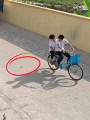 Chàng trai troll trò buộc chỉ vào tiền và màn 'càng tìm càng không thấy' của hai nam sinh