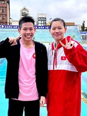 Ánh Viên bơi đua với em trai, thắng thua sao mà hút 10 triệu lượt xem?