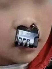 'Siêu quậy nhí' bất ngờ nổi tiếng vì khóa... mũi