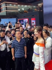 Các cô gái thẹn thùng trước ánh mắt của kẻ si tình