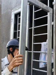 Gia chủ khóc thét vì gặp thợ lắp cửa sắt có 'tư duy ngược'