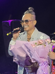 Jimmii Nguyễn hát giữa thời tiết dưới 10 độ C, khán giả vẫn ngồi đến phút cuối