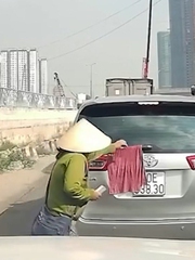 Video hài nhất tuần qua: Cô bán vé số tốt bụng giúp chủ ô tô gỡ khăn che biển số