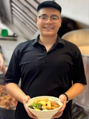 Bỏ nghề kỹ sư, chàng trai bán mì tôm kiếm sống