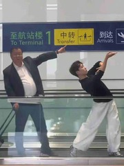 Ông chú ngẫu hứng 'bay' cùng nhóm bạn trẻ gây bão