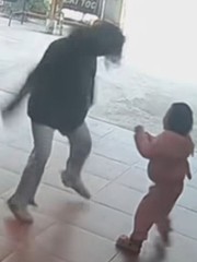 Cháu gái hét toáng khi thấy dì nhảy