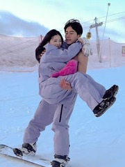 Khu trượt tuyết gây tranh cãi với dịch vụ 'bế khách kiểu công chúa'