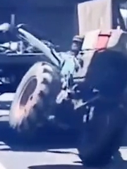 Đầu máy cày vừa đi vừa nhún nhảy trên đường