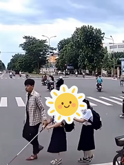 Ấm lòng khoảnh khắc chàng trai giúp hai bé gái khiếm thị