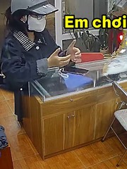 Chủ tiệm nhờ khách chơi game hộ, không ngờ gặp đúng ‘cao thủ’