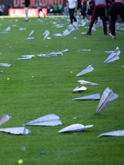 Trận đấu ở La Liga bị hủy vì... máy bay giấy