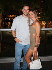 Làm vợ cầu thủ nổi tiếng: Giàu sang nhưng có sướng?