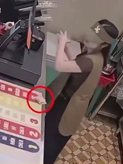 Tờ tiền bỗng 'mất tích', nữ nhân viên suýt rơi vào tình huống khó xử