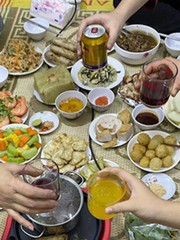 'Vì sao mâm nhậu để qua đêm bị thiu, còn nhậu xuyên đêm thì không?'