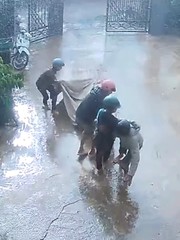 Bốn chàng trai khiến dân mạng ấm lòng giữa cơn mưa