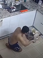 Đang dọn mâm cơm, thanh niên chợt nhận ra mình có siêu năng lực