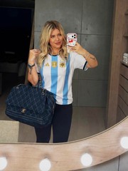 Vợ cũ rao bán áo ngôi sao tuyển Argentina như… chọc tức