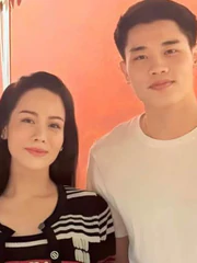Nhật Kim Anh lại gây xôn xao bên cầu thủ Đình Bắc