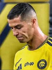 Ronaldo đá hỏng phạt đền, mặt tối sầm!