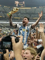 Đấu giá chiếc cúp mượn trong bài đăng 74 triệu like của Messi