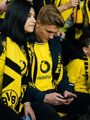 Borussia Dortmund thưởng fan… ‘cai’ điện thoại