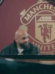 Chân sút Mbeumo lướt phím piano khiến fan Man Utd ngất ngây