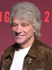 Tin mình đang yêu Bon Jovi, người phụ nữ mất hơn 10.000 USD